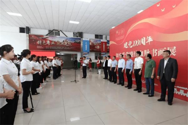 中俄龙舟队在冬日松花江挥桨竞速